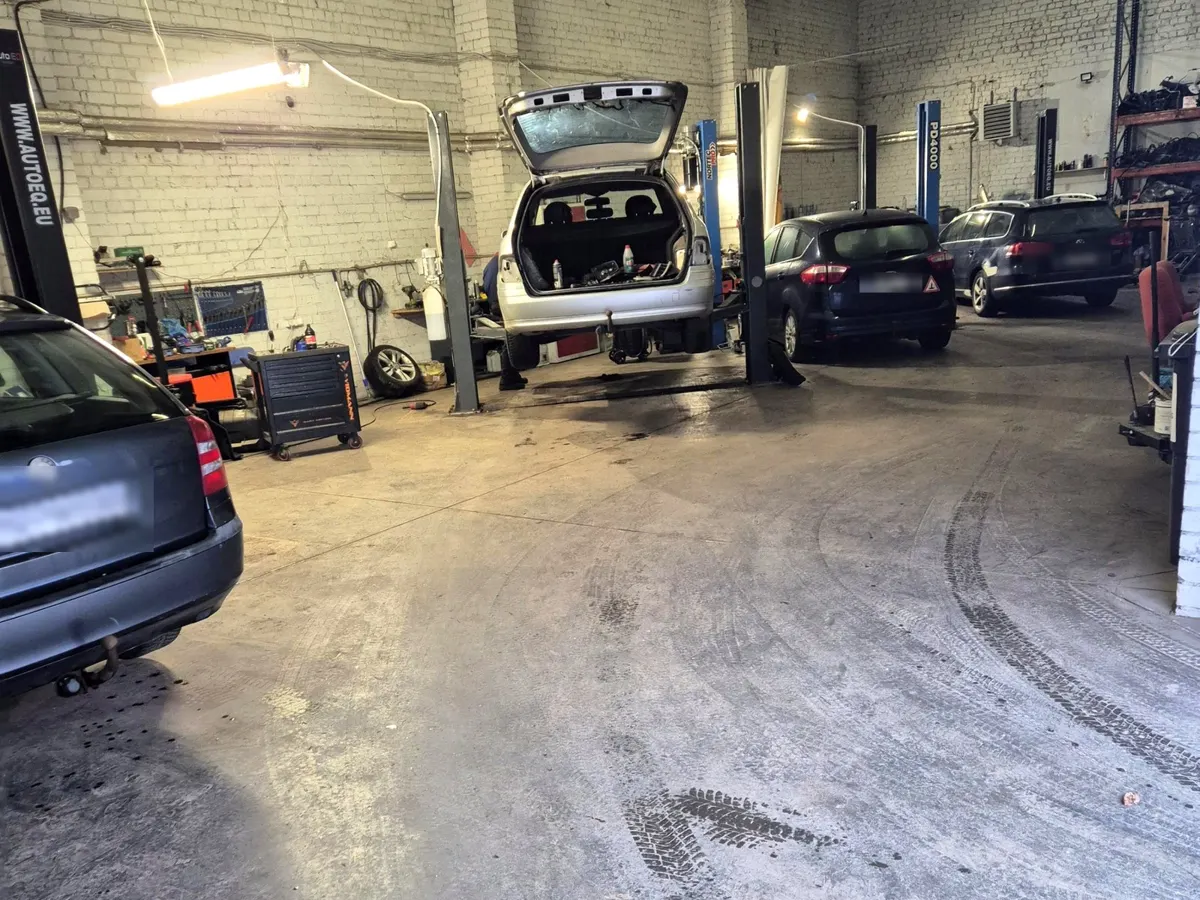 Automobiliai ant keltuvų Autoliepa dirbtuvėse